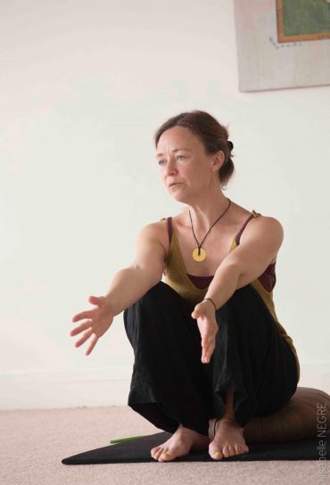 explications assise mains